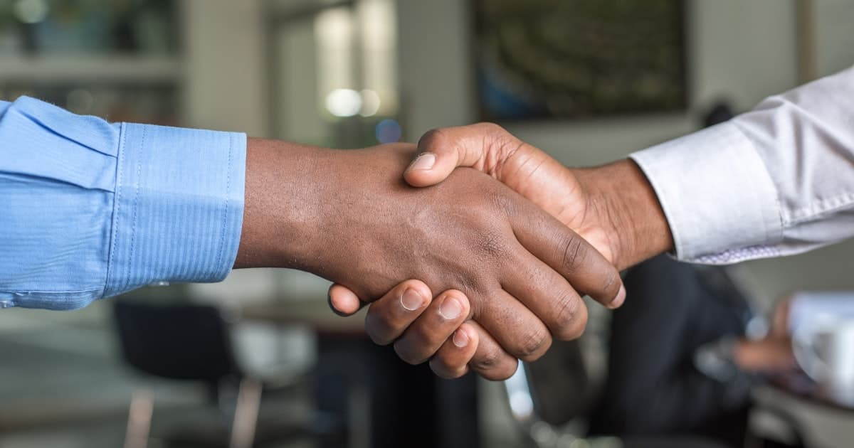 Petite équipe PME au open space