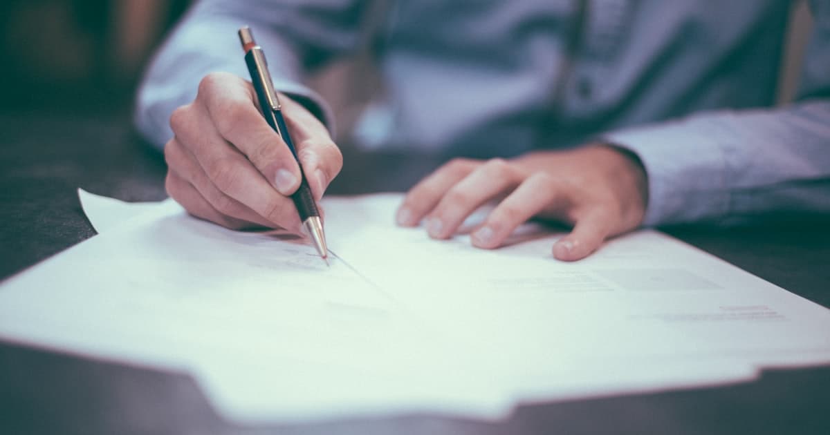 Document devis sur bureau — proposition commerciale