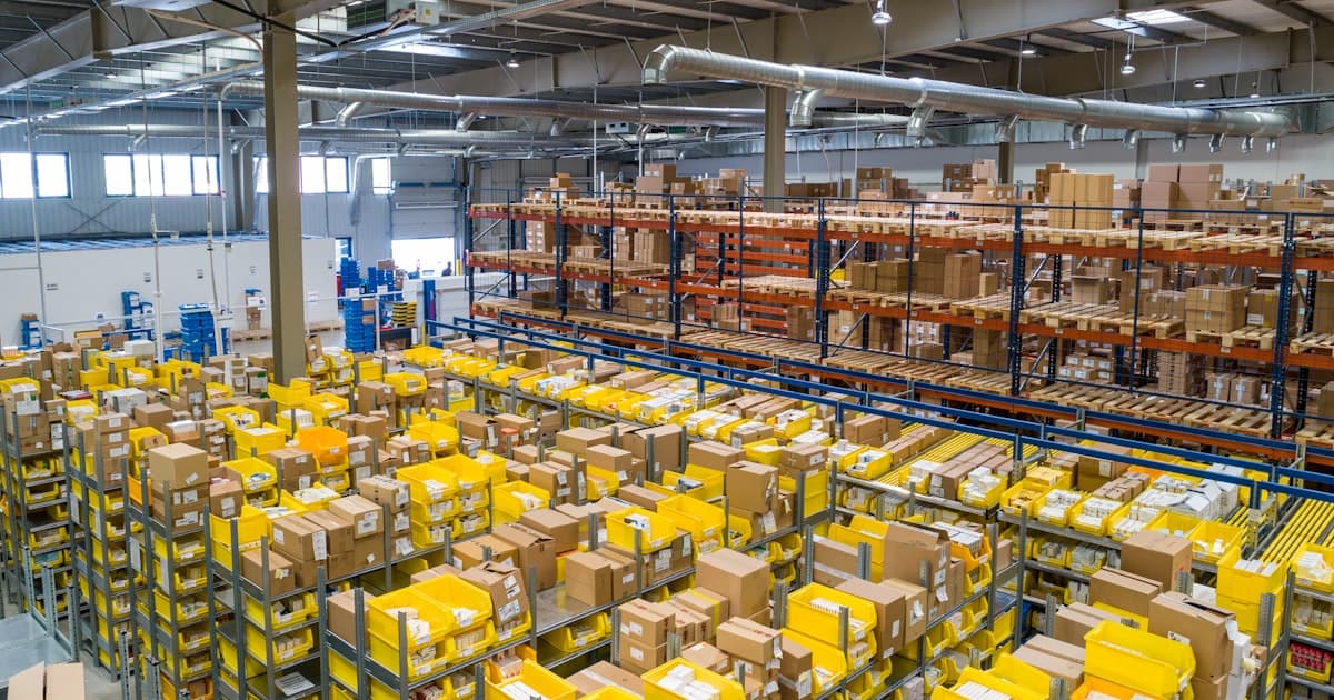 Entrepôt logistique — EPI et expéditions