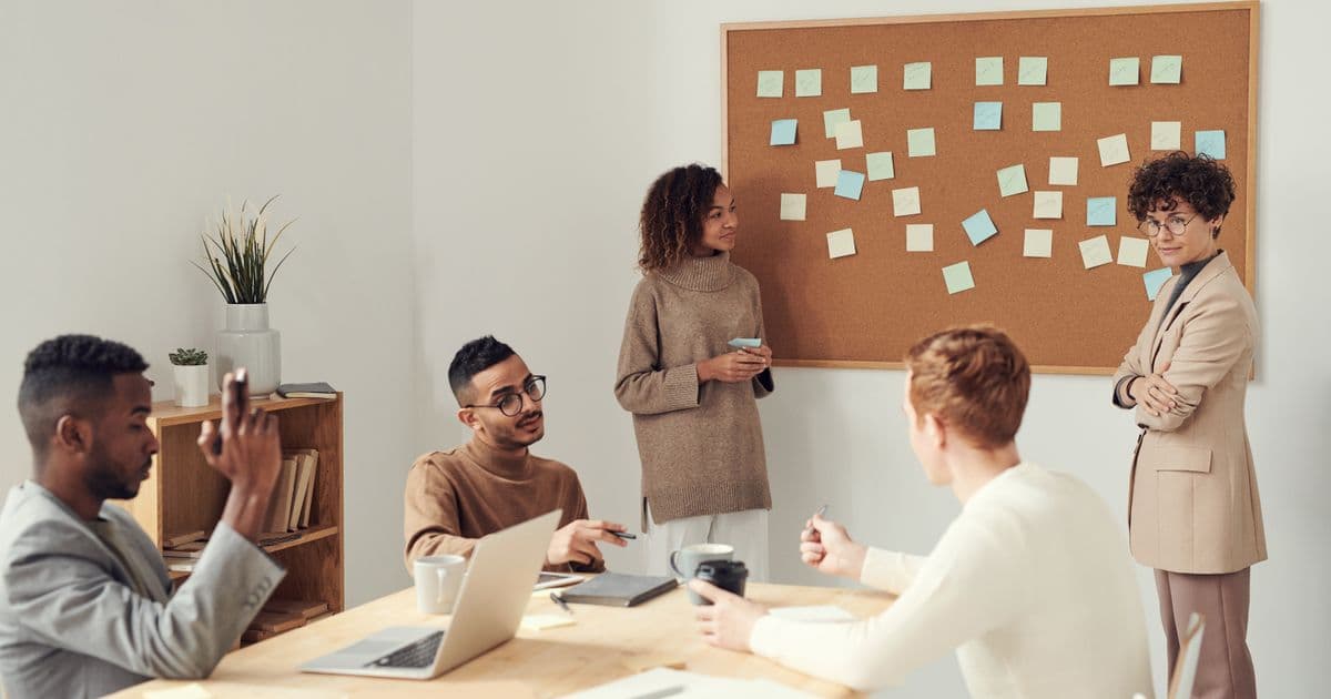 Collaborateurs portant un sweat brandé — marque employeur