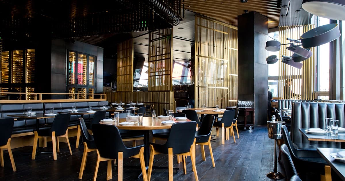 Équipe restauration en tenue de service