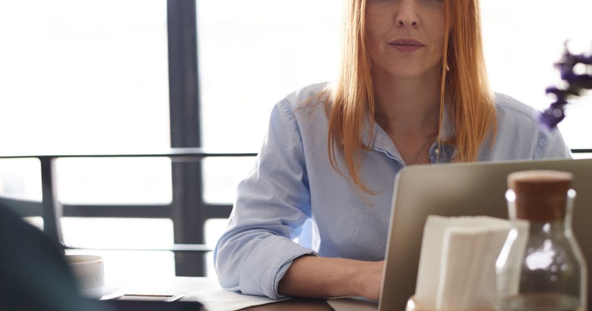 Manager validant une commande sur ordinateur